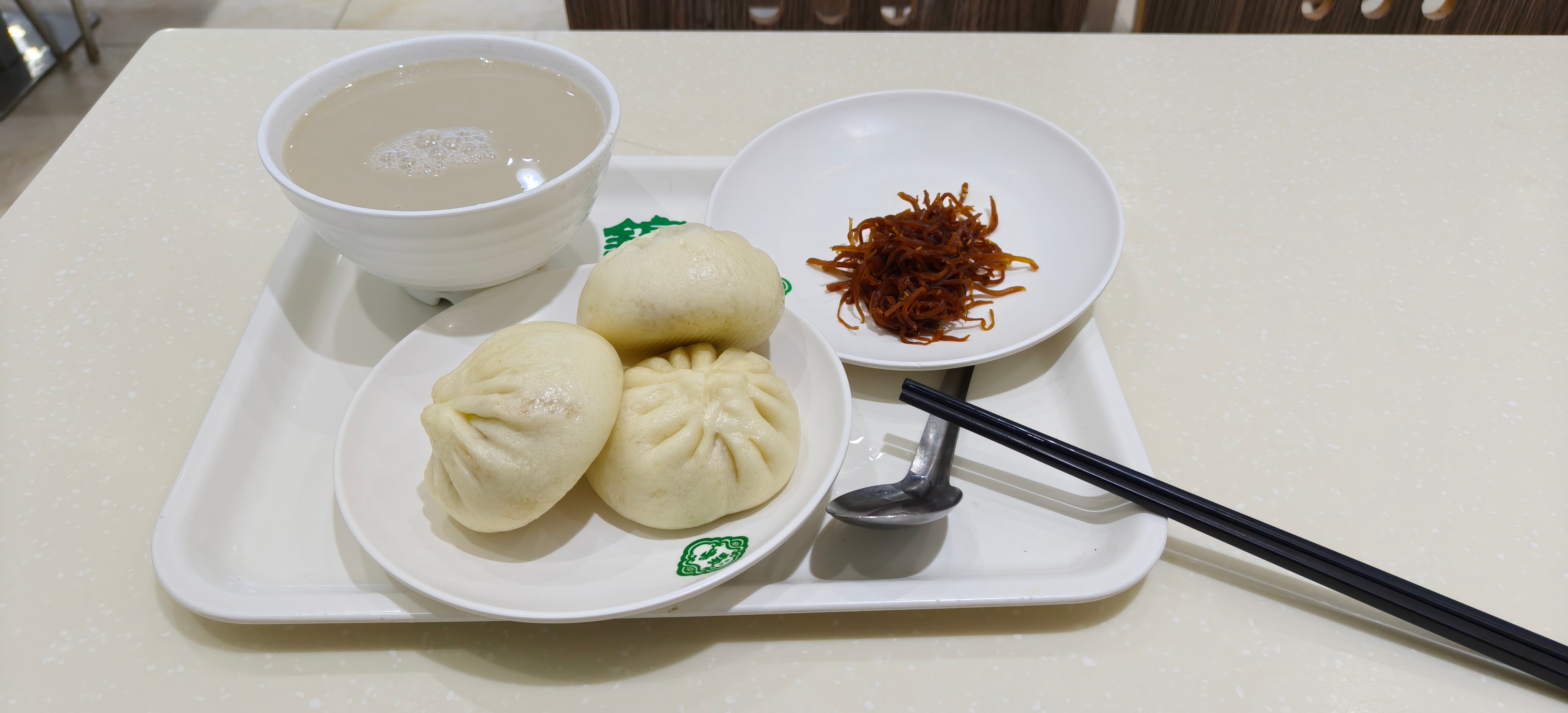 自己吃就这个最合适除了一张桌儿是年轻爸爸妈妈带孩子剩下几桌都是一人儿吃的一人食 