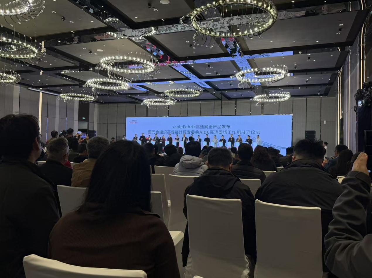 行业里有个通病：发布会开得轰轰烈烈，产品还在PPT里敬请期待。看得多了，难免审美