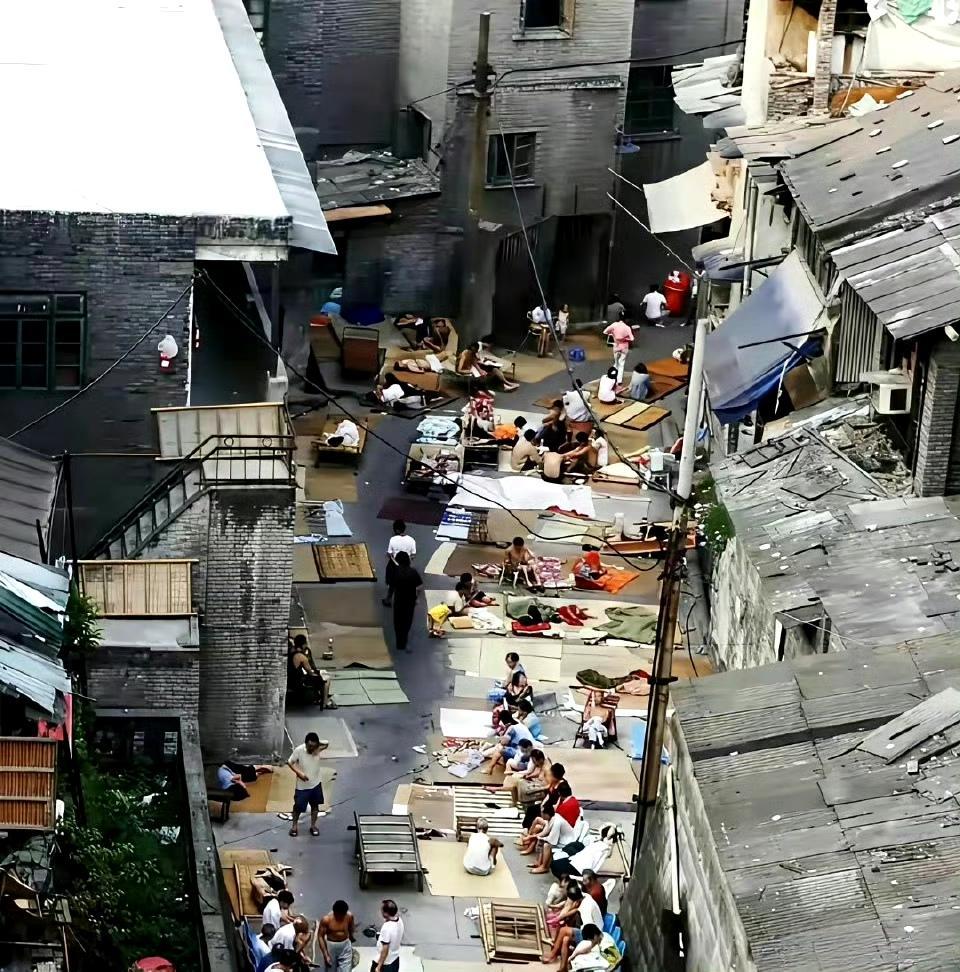 1987年，老重庆盛夏的傍晚。

当年这种条件，为啥出生率还高？​​​