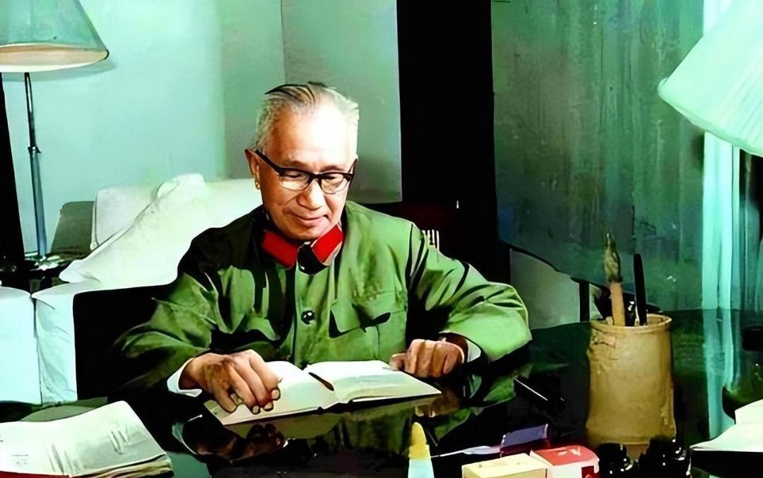 1954年，粟裕担任总参谋，毛主席建议给他配十个助手，粟裕只点了三个人的名字。