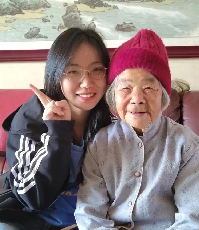[微风]26岁姑娘为省钱，和上海68岁阿姨同住六年。后来阿姨患上老年痴呆，子女回