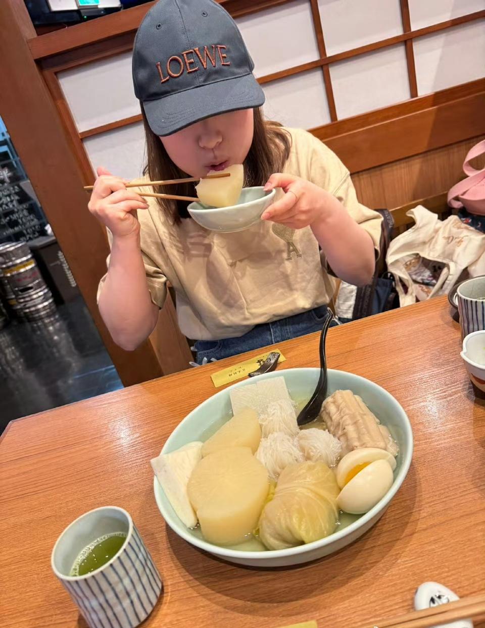 伊藤美诚和妈妈去吃关东煮[吃瓜群众]，
猛的一看上去感觉伊藤吃的很素，其实细看这