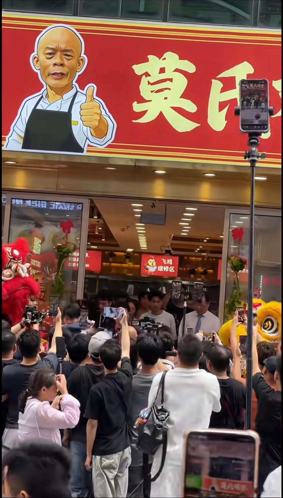 谁能想到，几年前还在为鱼塘亏损发愁的人，现在把鸡煲做成了排队王。从云浮到珠海，连