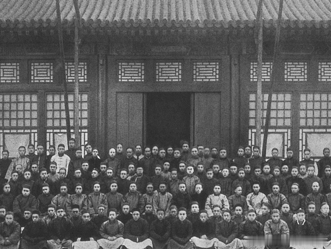 1912年5月4日，京師大學堂更名為北京大學，旋即冠「國立」，是中國歷史上第一所