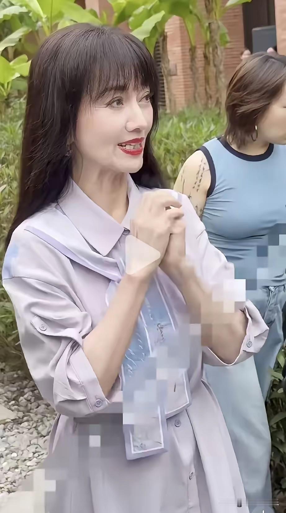 你相信73岁赵雅芝的这头乌黑浓密的长发是真发吗？

如果不是，那大夏天戴着顶又厚