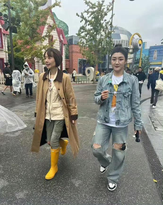 陈梦这是自己化妆的吧，这头发看着像假发一样 ​ ​​​