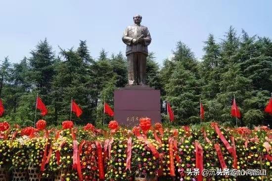 【清明将至，此题甚好。】
跪拜和地方习俗、个人祭祀习惯有关，表达的是崇尚的意思。