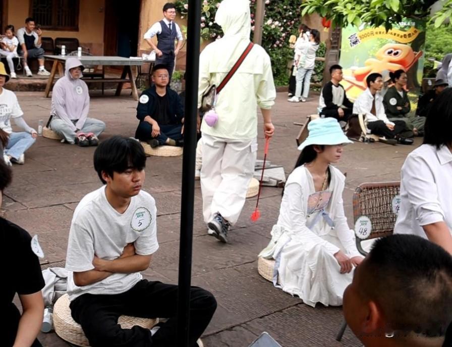 4月18日，四川眉山丹棱幸福古村举办首届发呆大赛，吸引不少人前来参与。
 
比赛