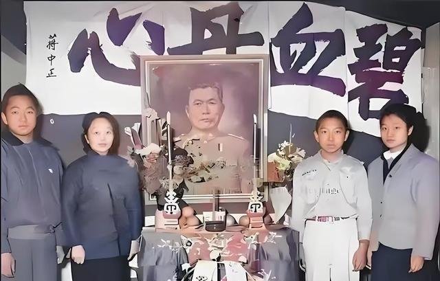 1949年，国军 中将 邱清泉战死后，他的妻子叶蕤君来不及哀痛就慌不迭地带着孩子