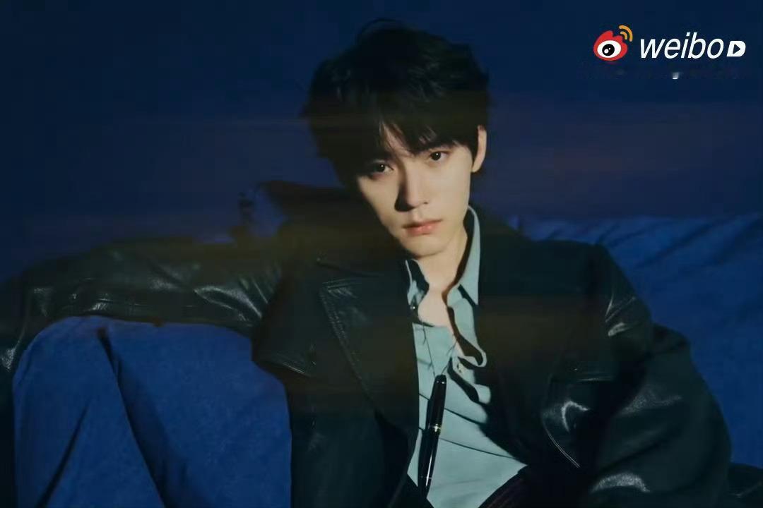 周翊然费加罗11月封面预告，短短几秒看到多少人的影子 