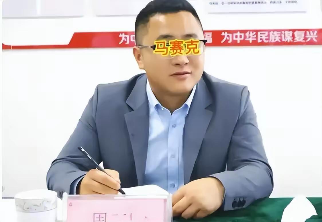 985头部毕业生，有了警花还不满足，

银行妹纸多个啥？！

看来，升的太快，人