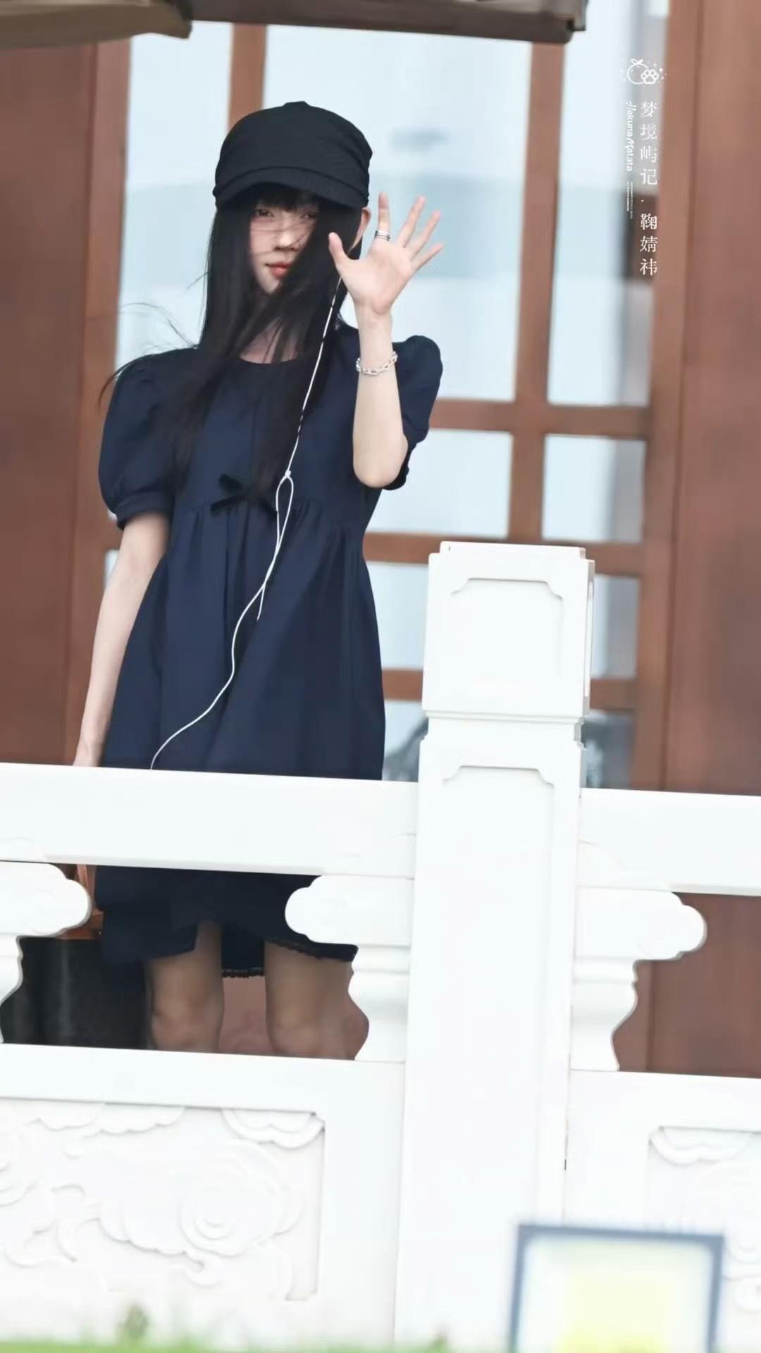 鞠婧祎耳机掉了还在给粉丝比心鞠婧祎就是天使 小手手老可爱了啊 