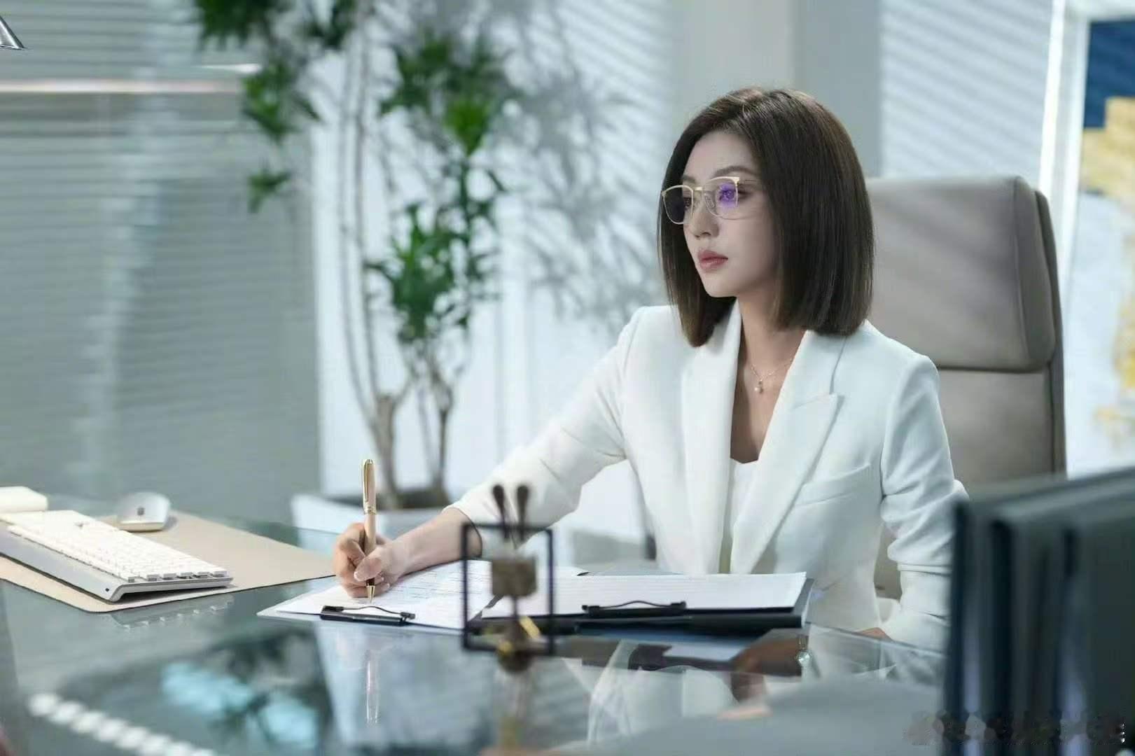 何瑞贤红的绿的白的都是美的 哇塞！何瑞贤根本无需联谊。红色是奔放的色彩盛宴，绿色