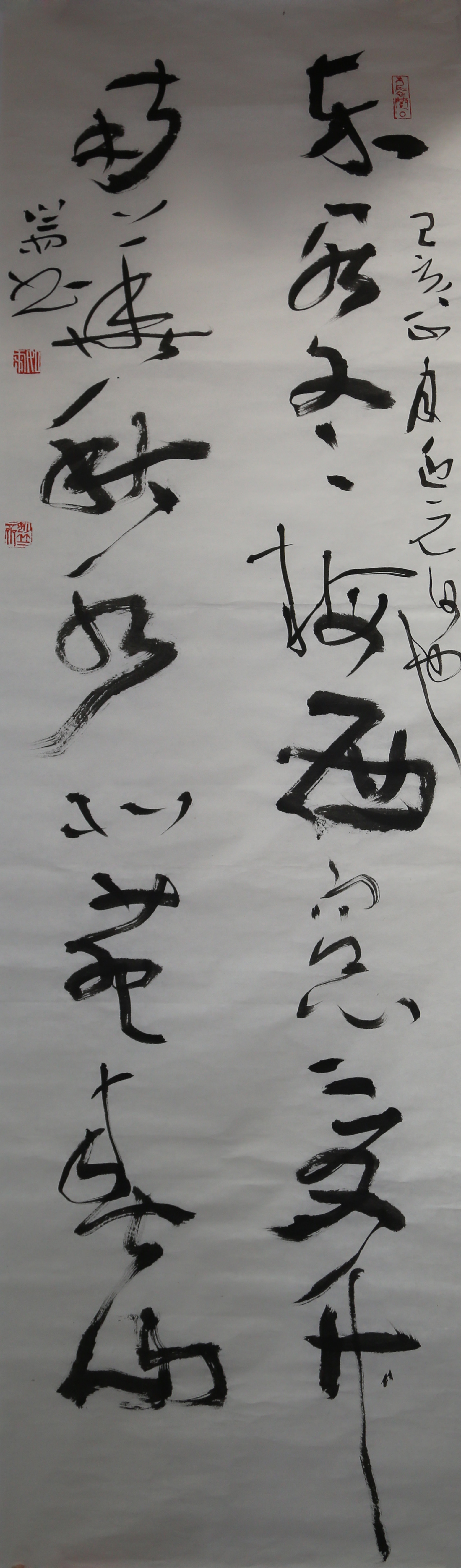诗酒趁年华，笔墨寄闲情作品中隐约可见诗句，书写者借笔墨抒发情怀，将诗意融入线条之