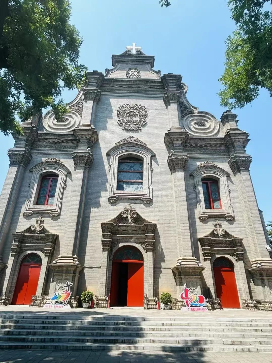 打卡历史悠久的教堂，感受庄严与宁静。
