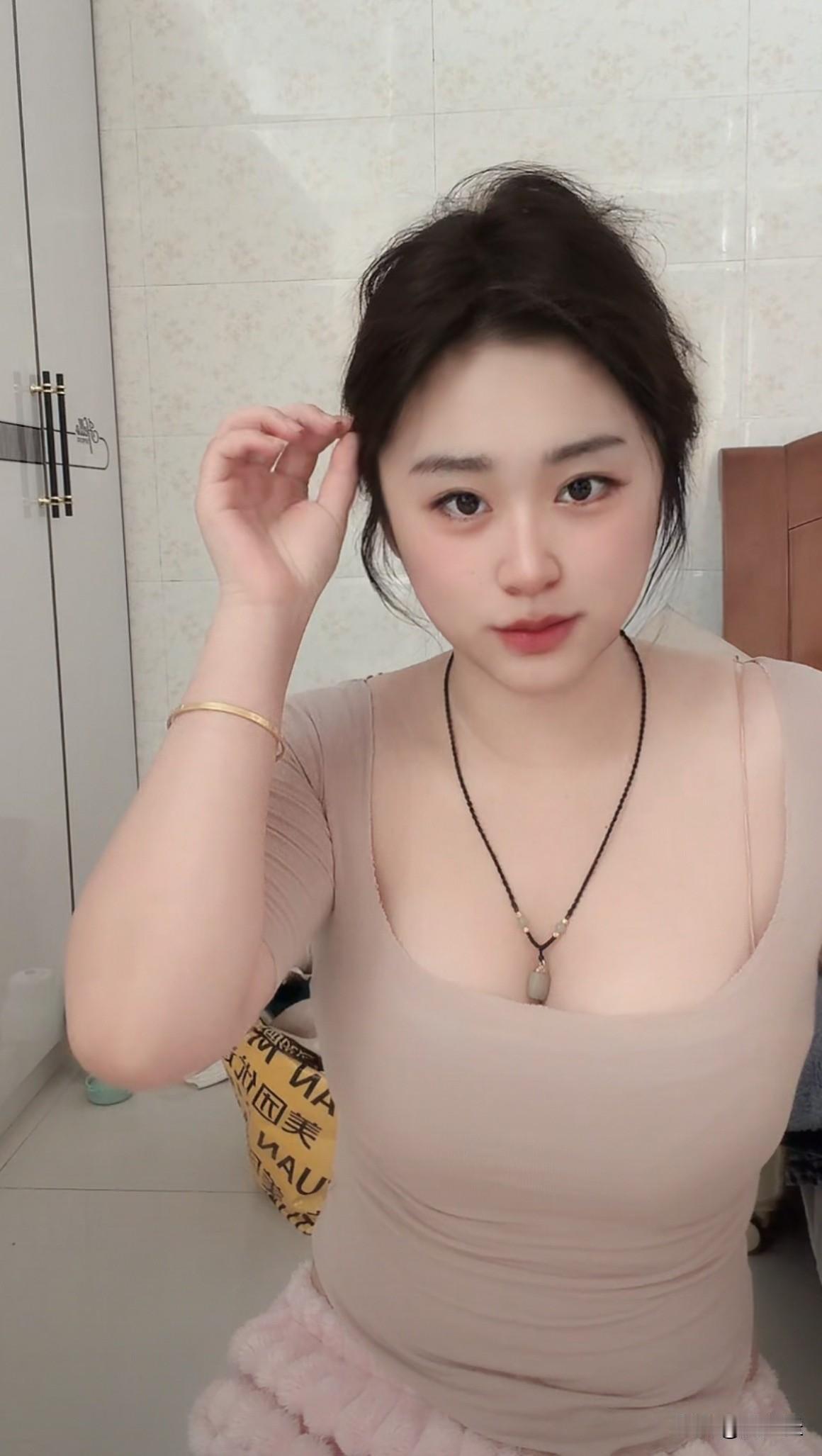 努力赚钱，可不只是为了银行卡里数字增长，而是给生活筑一道护城河。
有了钱，就有生