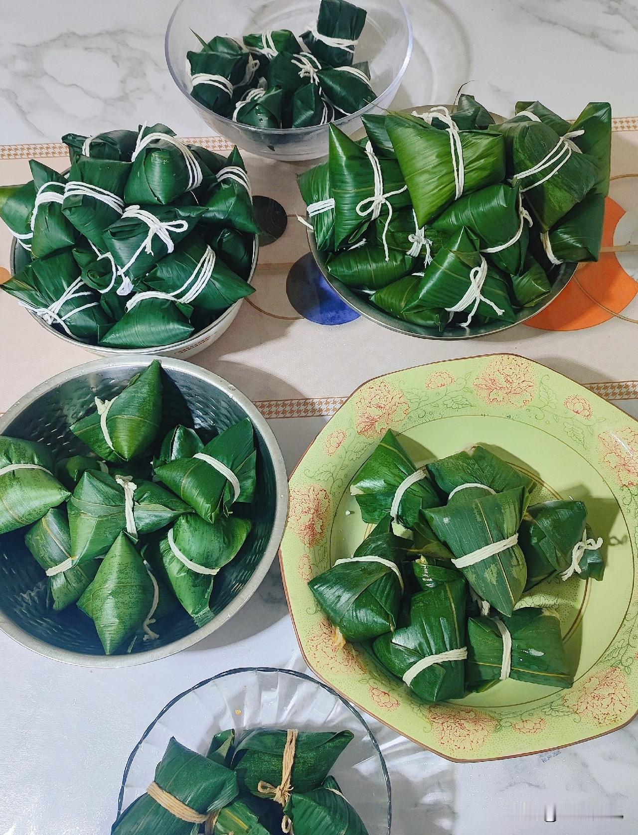 粽子是吃冷的还是吃热的?我喜欢吃热的，糯米的粘性刚刚好，枣的甜也刚刚好。软软糯糯