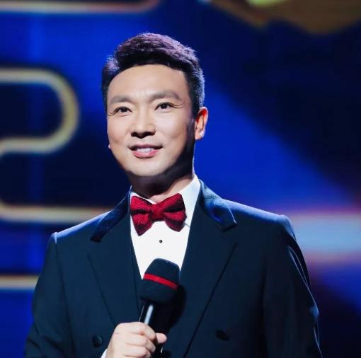 央视主持人康辉说：我下班回到家之后，我太太突然很严肃的跟我说，我可能得跟你谈谈，