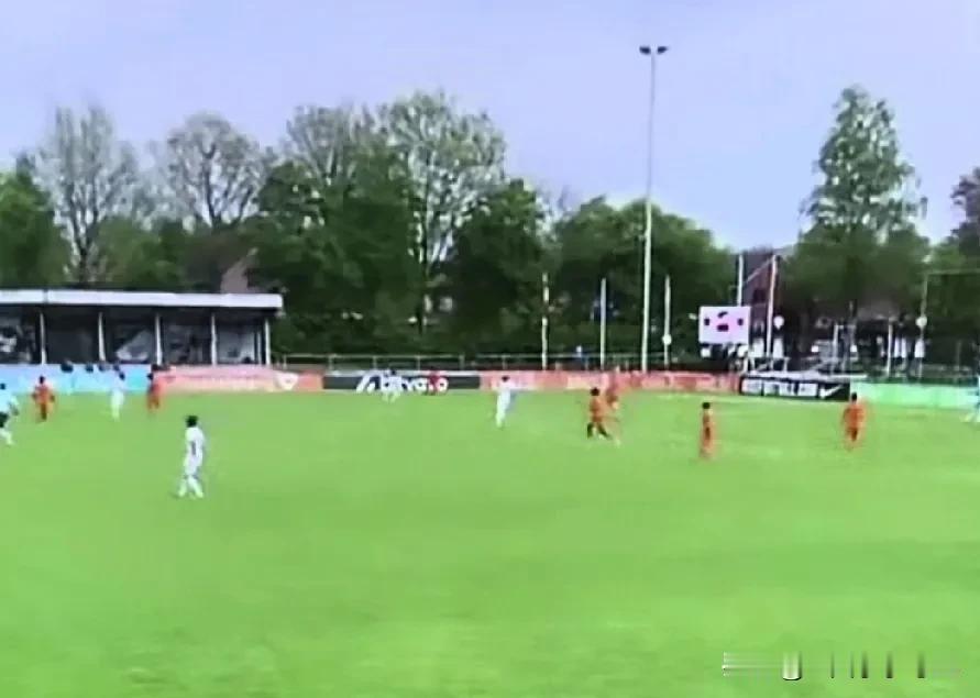 u16国少在荷兰拉练，上下半场判若两队，暴露出一大顽疾。
当留洋球员下场后，全国