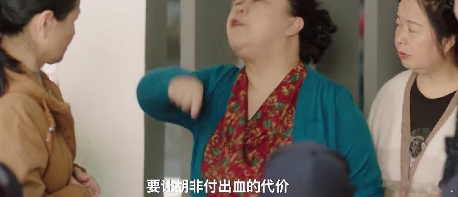 无论什么年纪都抵抗不了吃瓜的欲望  好家伙，还真的是全民参与吃瓜了呀，钱大妈自己