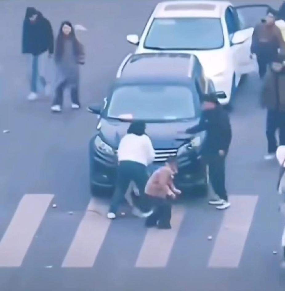 一位年轻妈妈牵着女儿的手，正走在斑马线上，接下来出现的一幕，让人看着又气愤又感动