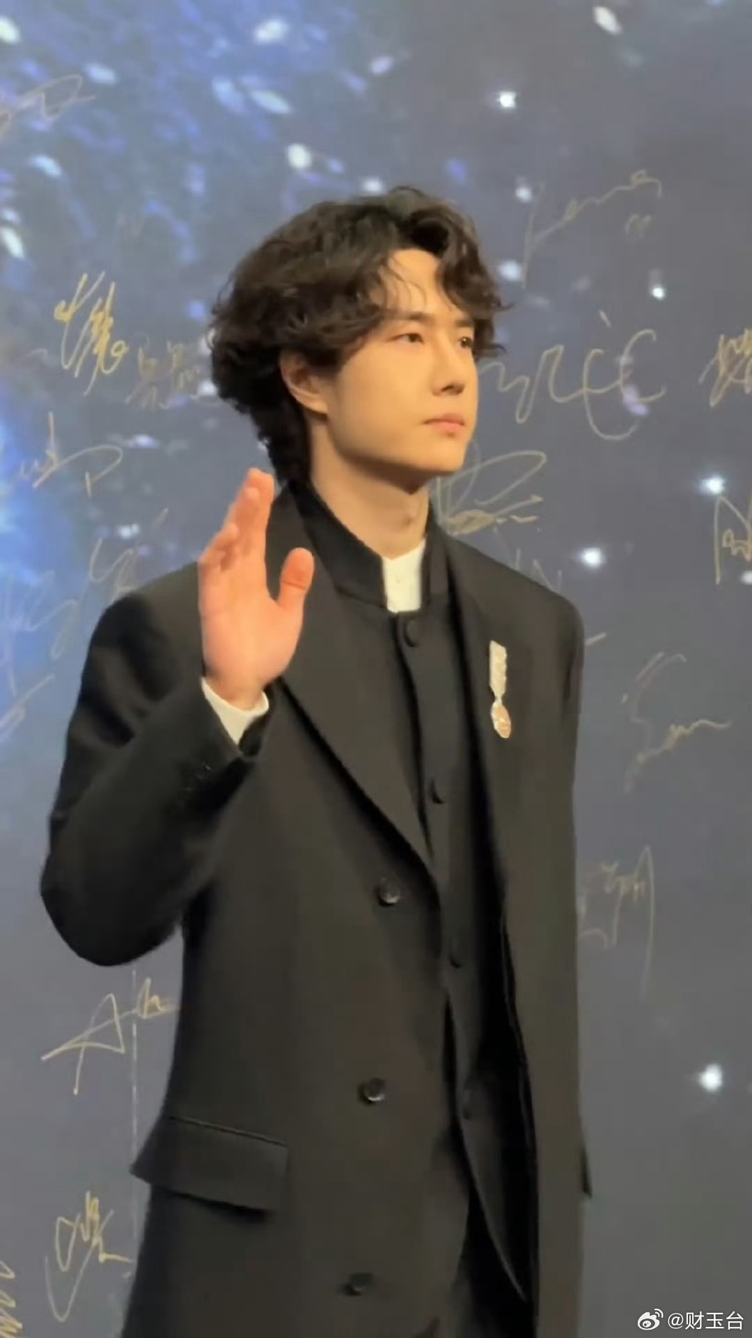 王一博 中山装王一博穿中山装真的有种“少年强则国强”的既视感！🇨🇳 不同于西