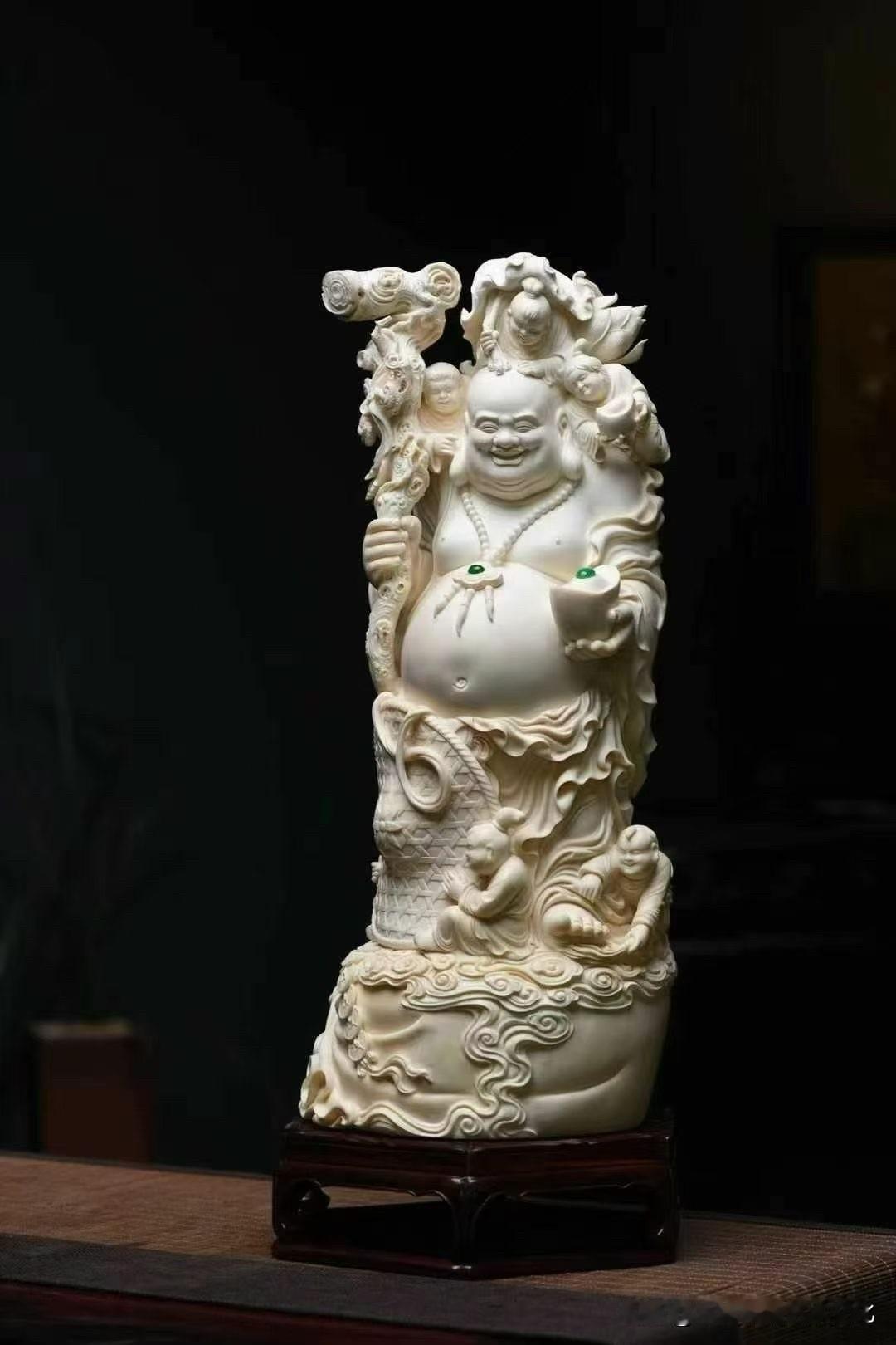 这尊弥勒，第一眼就让人想笑。

不是庄严得让人远着看，
而是热热闹闹、亲亲近近的