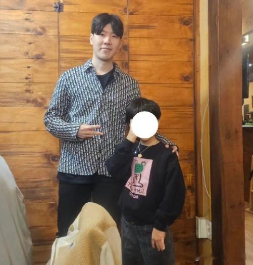 没拿到非韩绿卡，27岁就是征召年限，三次延期都用了就没有下次了，除非兵役所忘记打