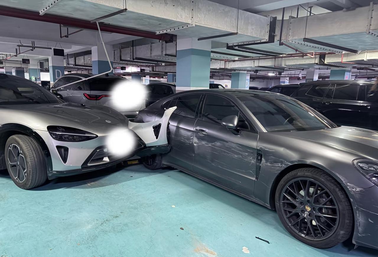 小米汽车左前脸撞保时捷帕拉梅拉，右后屁股贴着丰田埃尔法，左后屁股贴着腾势。在地下