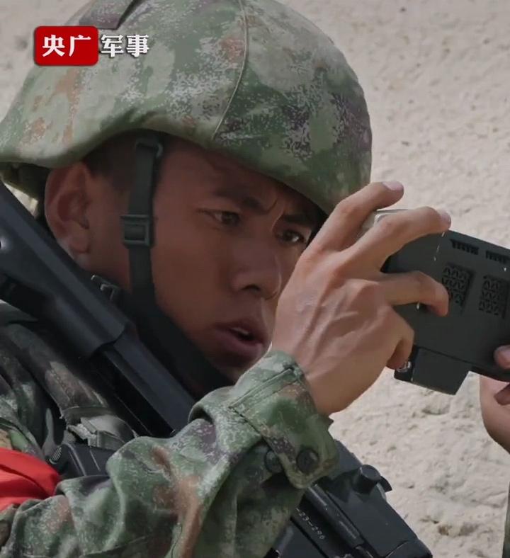 “不讲武德”，解放军机器狗扛着两具火箭筒，与步兵协同作战，直接颠覆了陆战和抢滩登