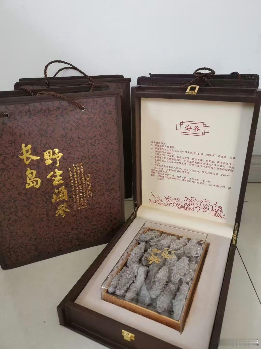 今天，陪李润土一行去了大雁塔。李润土上了香，他在上香前沉思了一会儿，他在许愿。​