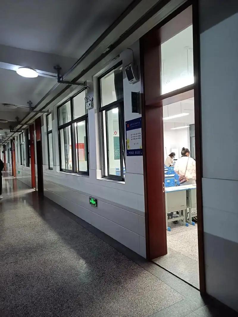 浙江一高中家长怒斥男班主任：我女儿要用卫生巾，你不能去买吗？
这起事件反映了家校