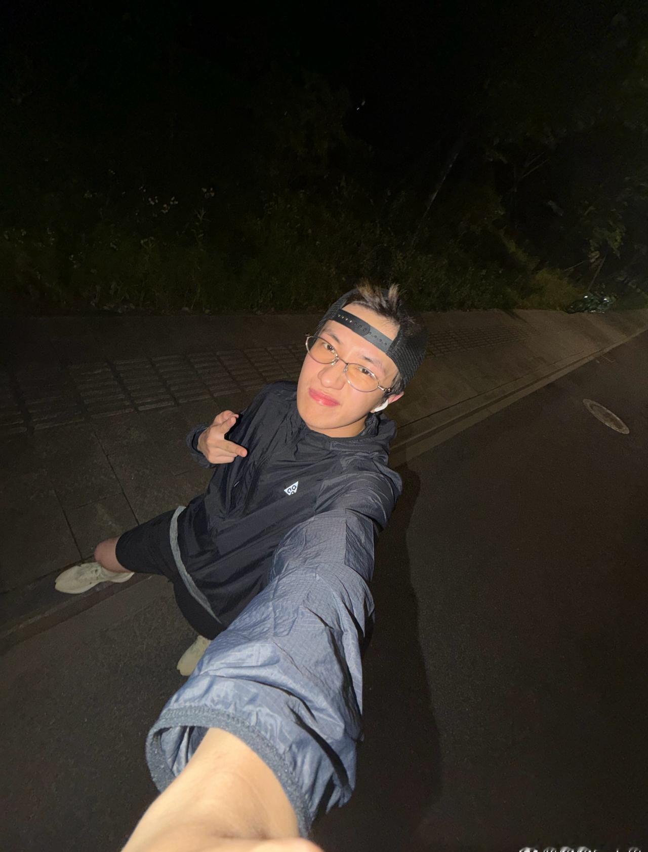 忽然觉得周围都暗了下来，原来是你的美貌在发光！

@种地吧王一珩 ​​​