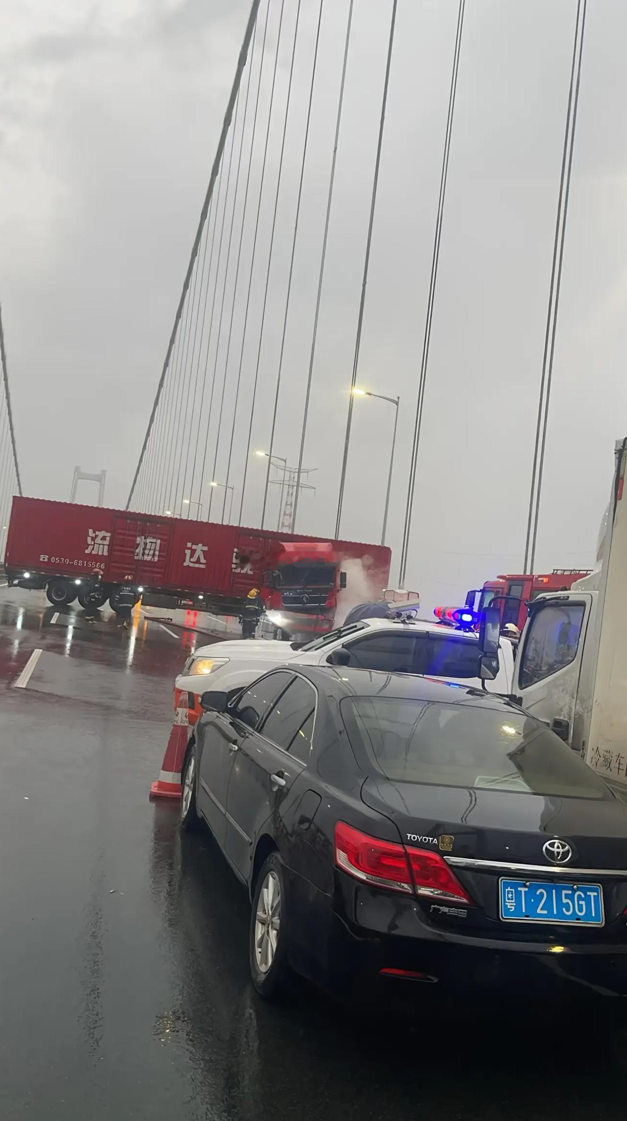 深圳机场 sorry安全最重要，最近广东连续暴雨天气，别说飞机延误了，高速上南沙