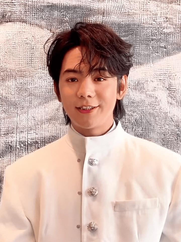 丁真甲马一下自然有好运 ✨真藏时光 神颜的丁真珍珠穿什么颜色都超级好看，最近这几