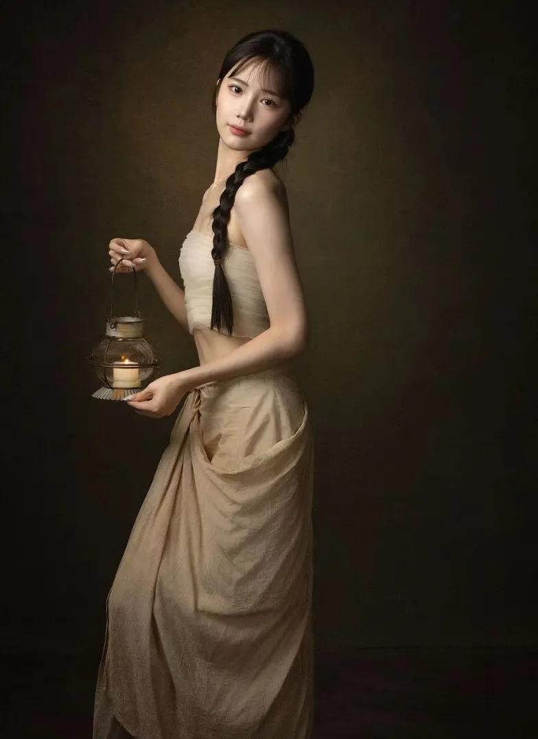 素衣玉带，眉目如画。