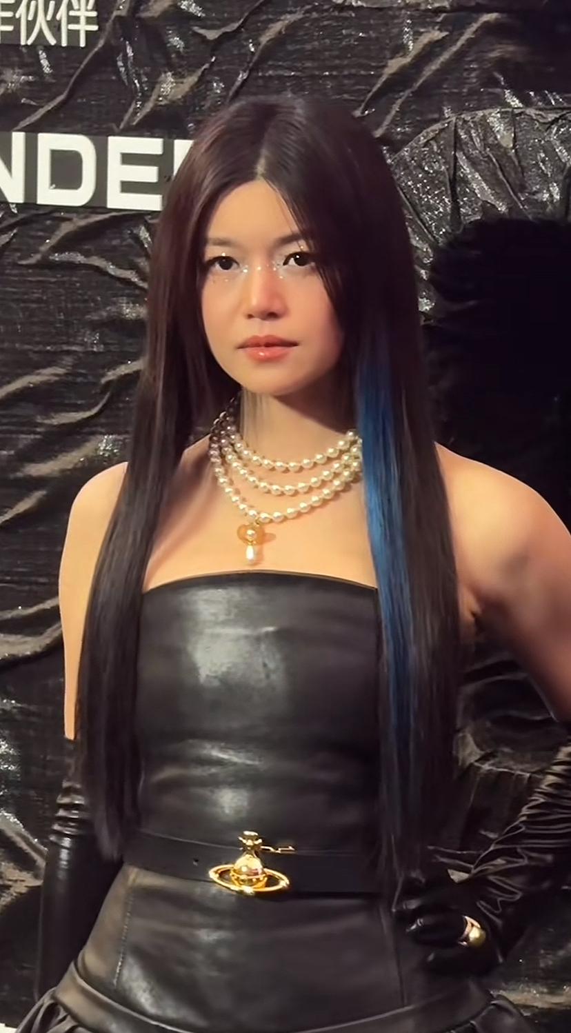 离婚后的陈妍希，这哪像43岁的人啊。

娃娃脸是不是真的很显年轻啊。

没离婚的