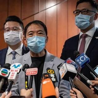 太讽刺了！网传说乱港头目胡志伟在香港服刑期满，一刻不歇飞往英国想当“流亡政客”，