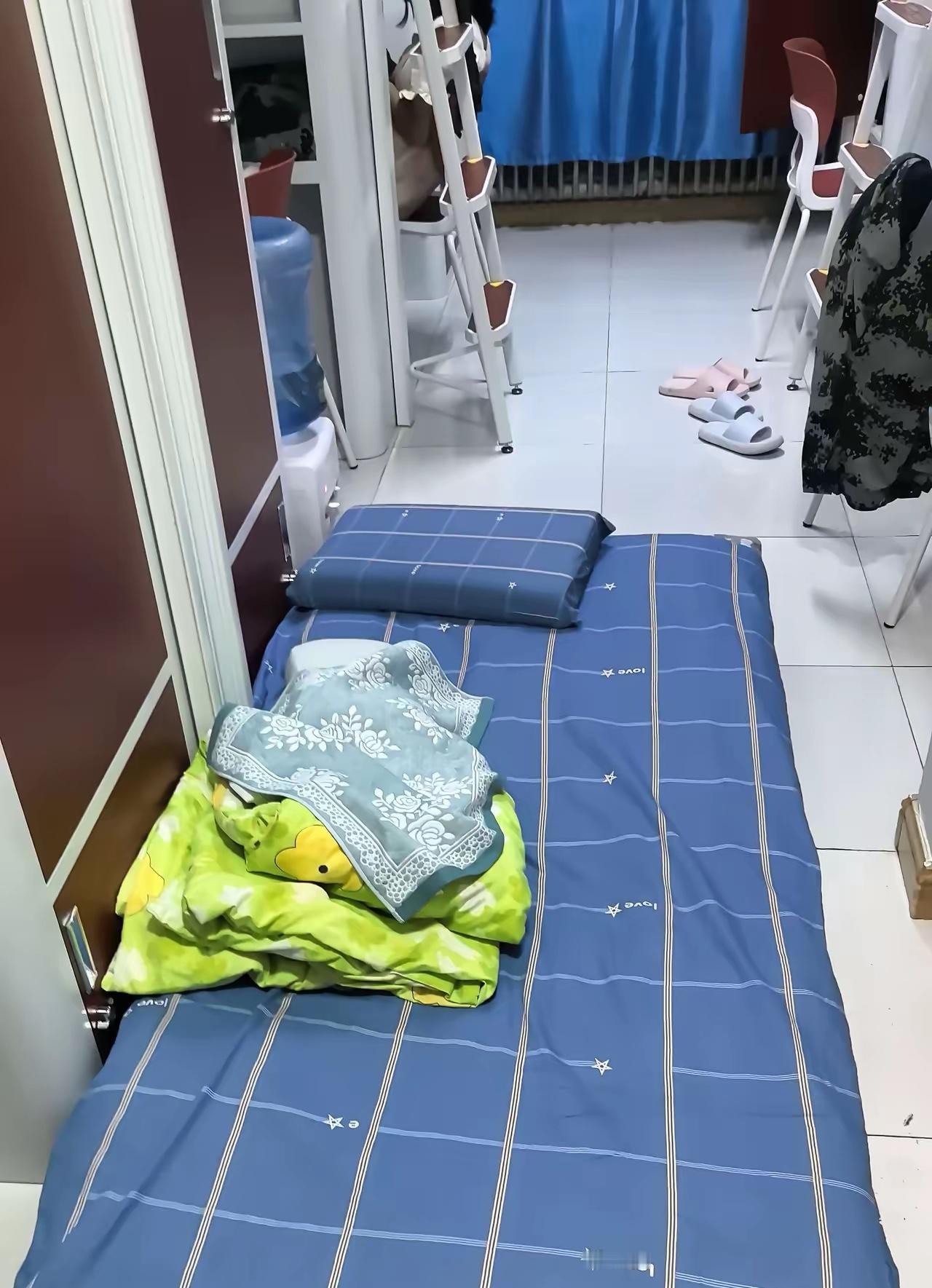 外甥女今天在大学宿舍打地铺了。孩子从开学到现在一直吐，开始以为是军训累的，也买了