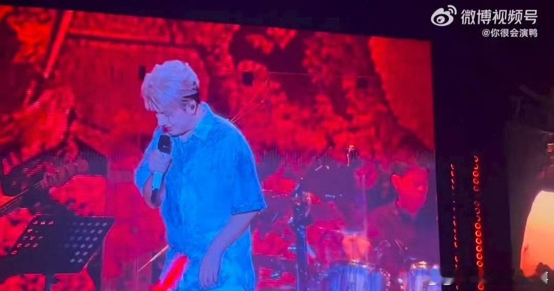 海来阿木唐山演唱会模仿赵丽蓉 就算天热又怎样？海来阿木又唱又整活，粉丝热情根本挡