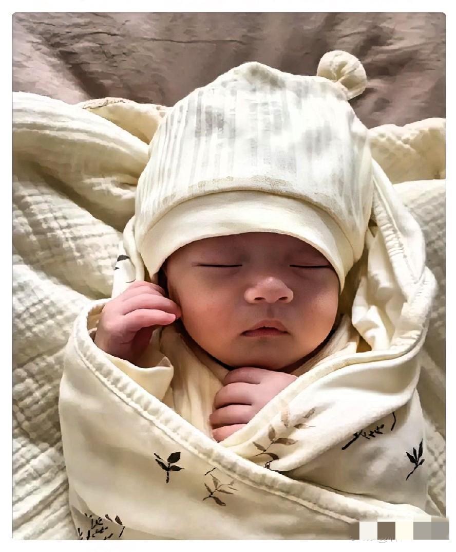 妻子用命换来的孩子，父亲却只想送走。

陕西一女子分娩时因羊水栓塞离世，丈夫外出