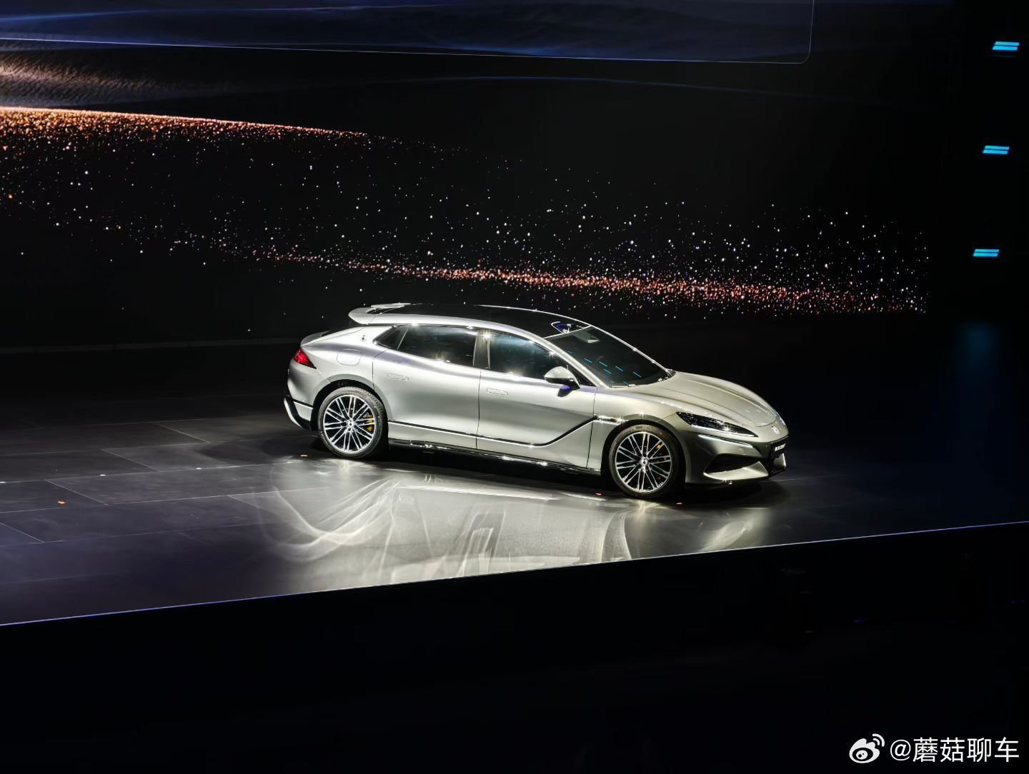 全新腾势Z9GT纯电续航1036公里除了续航长到令人发指，充电也快到不可思议好吧