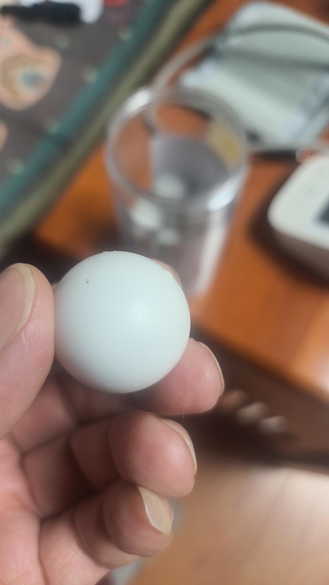 人最难悟透、看破的，首先是自己。我们常戴着面具生活，久了连自己都被这面具蒙蔽。照