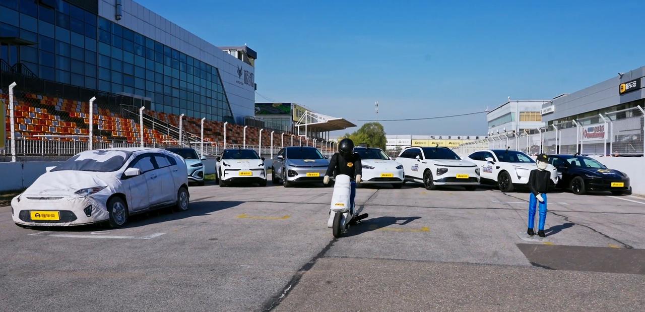 车圈近日最火的话题是什么？
 
毫无疑问：AEB，也就是“自动紧急刹车系统”；