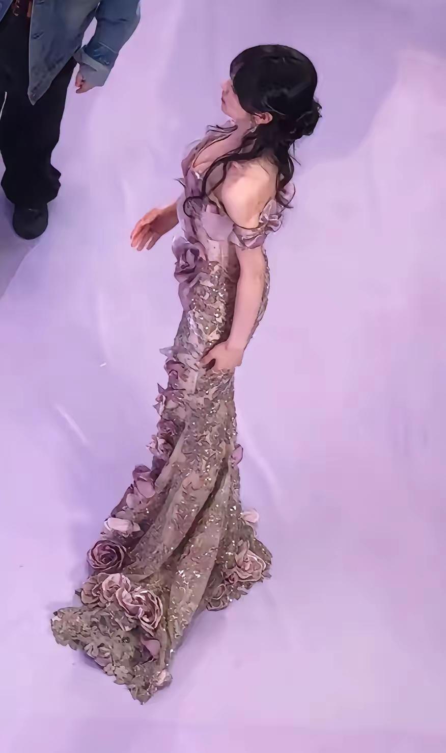 在这个角度给女明星拍照片，目的是什么？不讲武德！