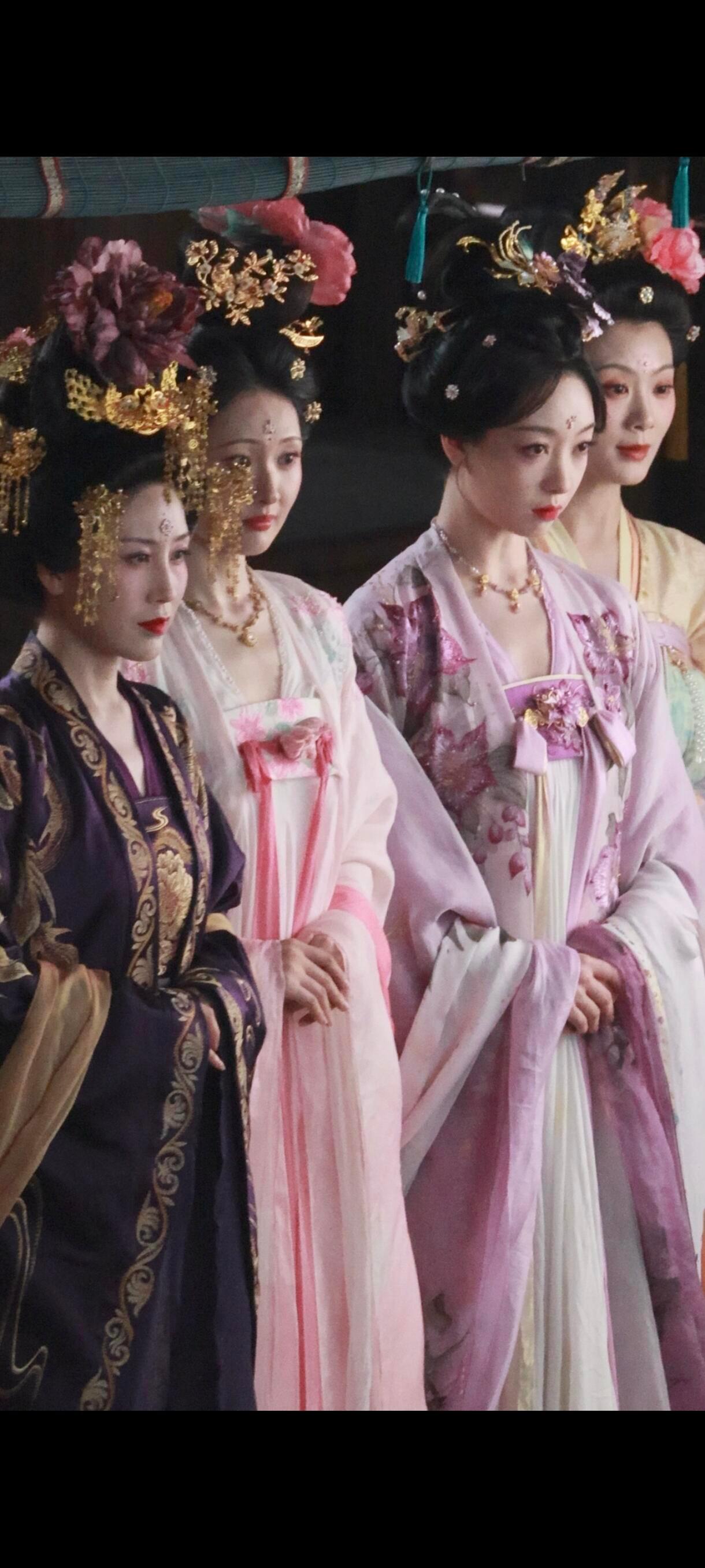 攻玉给全体女演员们做的造型都很精致没有因为是女n号就敷衍 