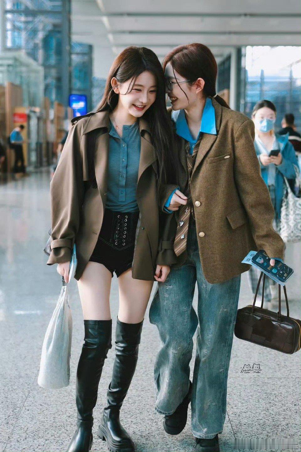 王奕 周诗雨今日机场甜蜜碰头 谁幸福了 ​​​