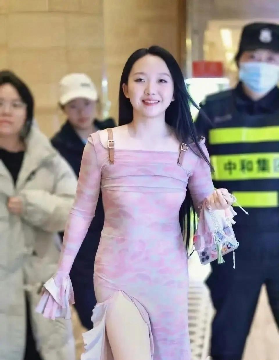 辣目洋子瘦下来，整个人的气质都不一样了，感觉变化好大！
一开始都没认出来，这还是