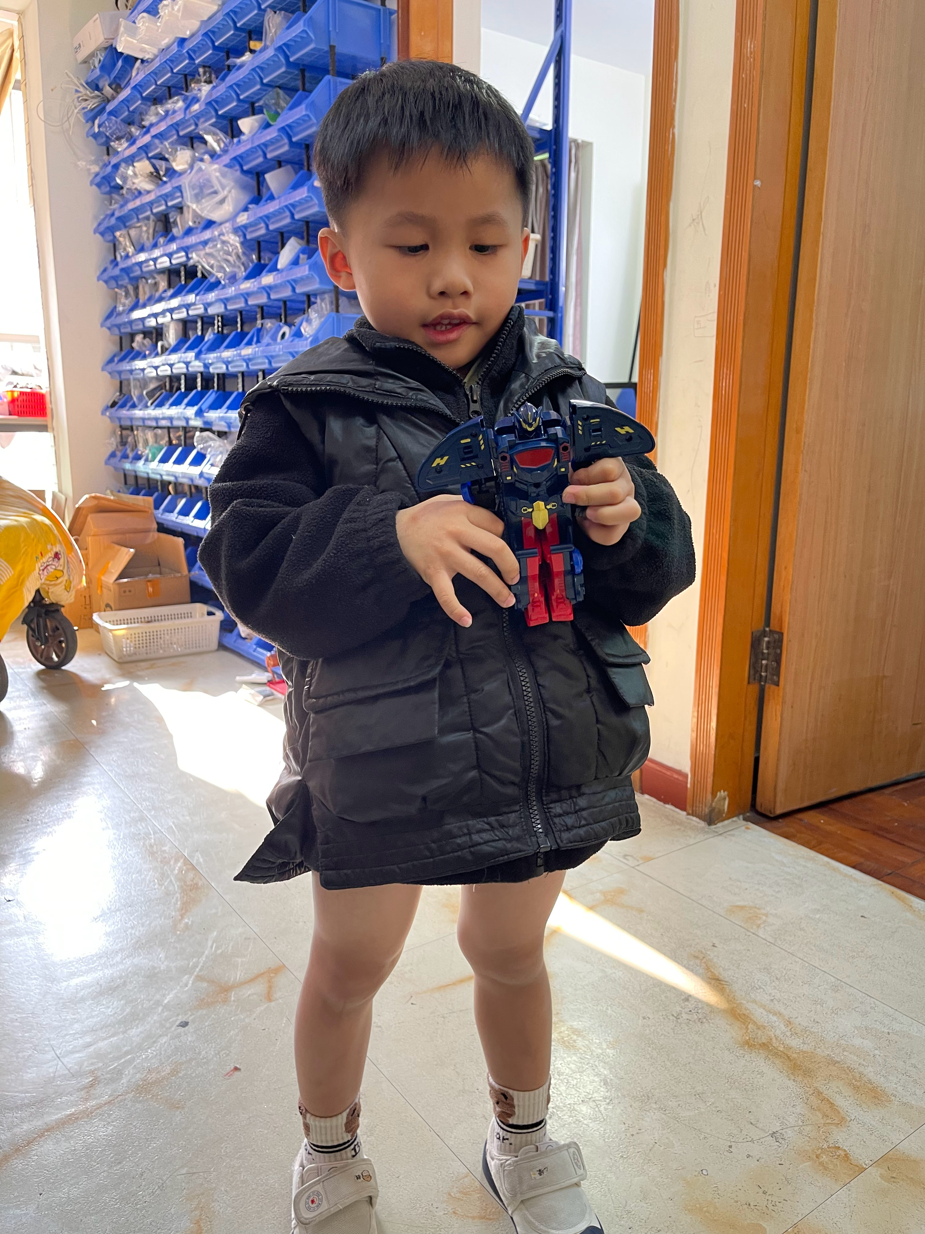 壕哥玩变形机器人，玩的太认真忘记尿尿，等到憋不住的时候，直接尿裤了，现在只能光屁
