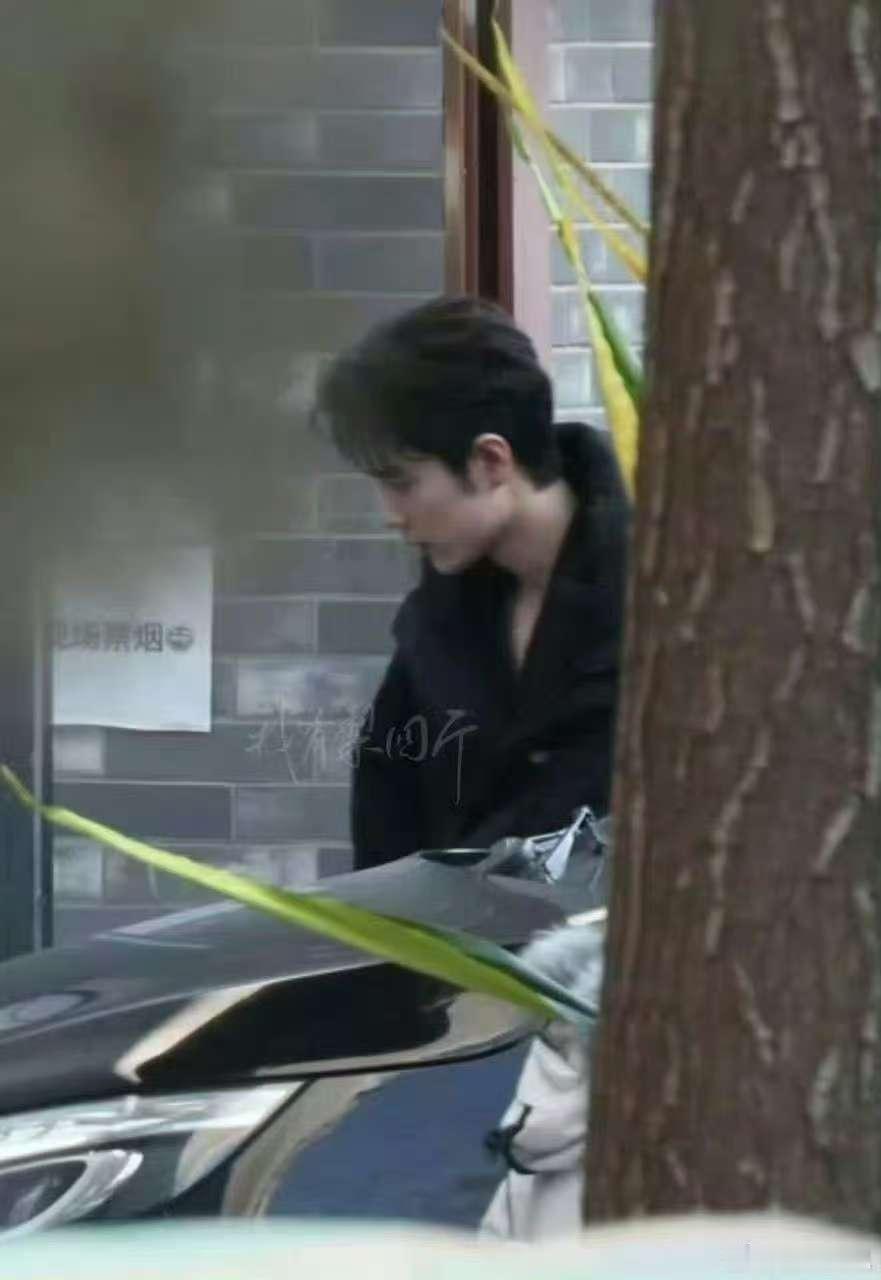 肖战网络视听盛典上班造型肖战侧脸骨相肖战网络视听盛典上班造型，期待，